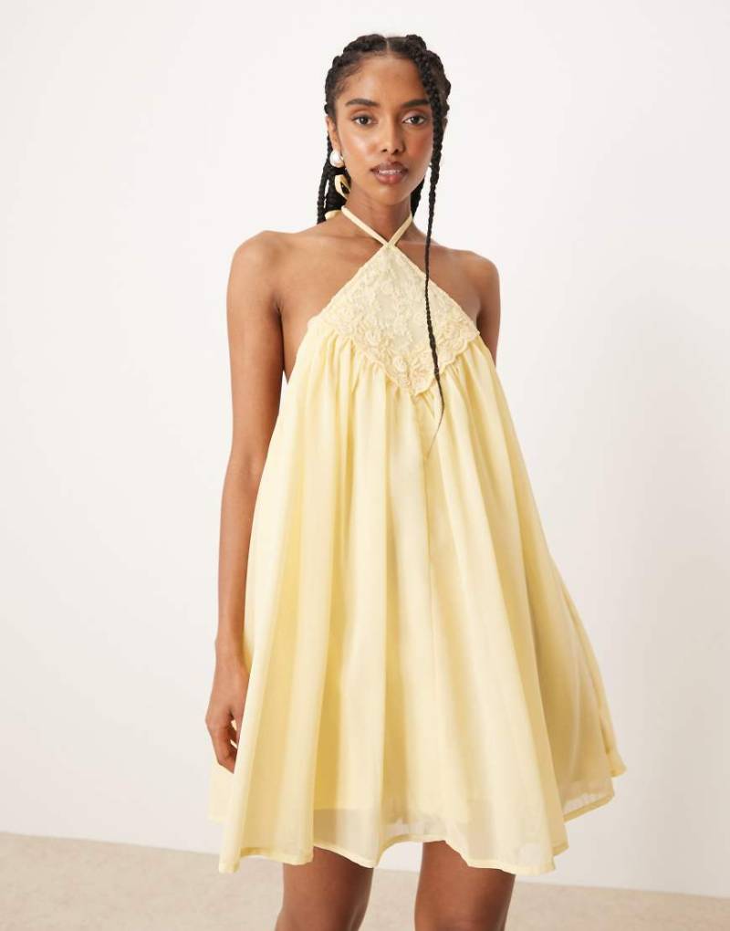 ASOS DESIGN - Mini-Ballonkleid in Zitrone mit Neckholder-Oberteil und Stickerei-Orange von ASOS DESIGN