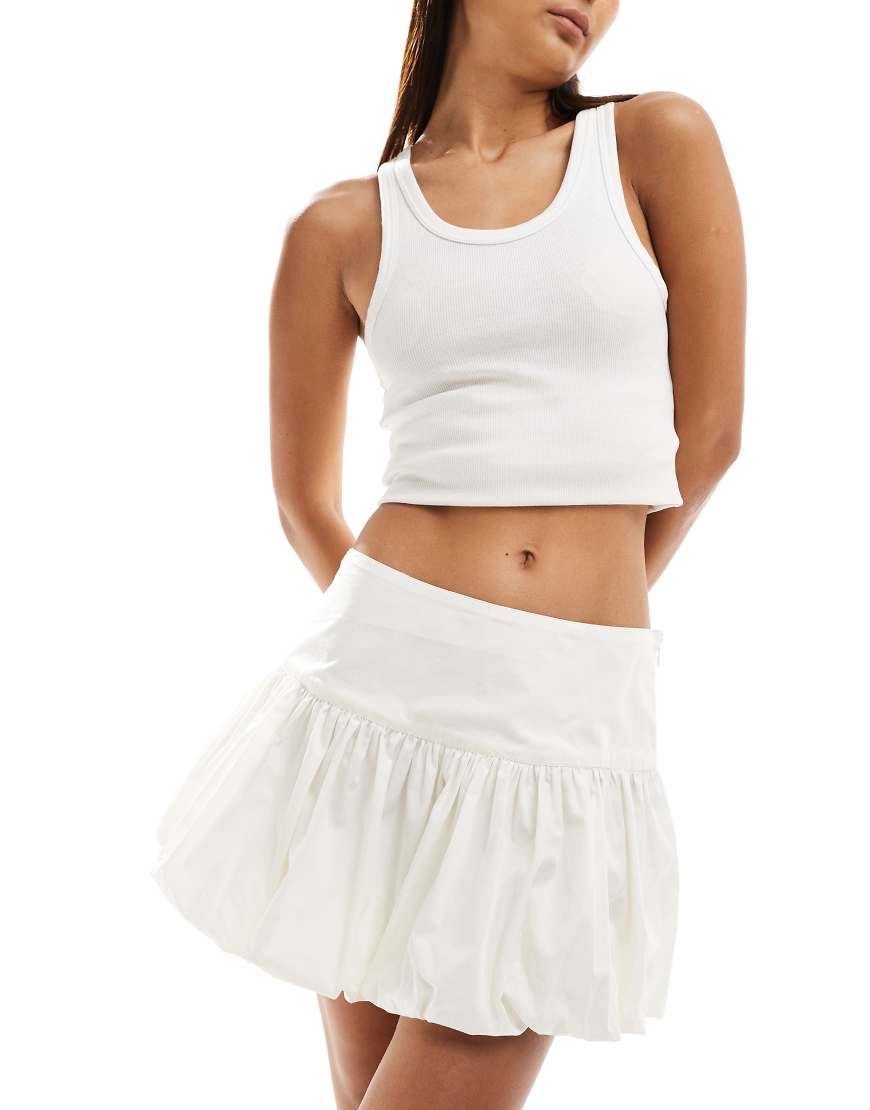 ASOS DESIGN - Mini-Ballonrock in Wollweiß mit tief sitzender Taille von ASOS DESIGN