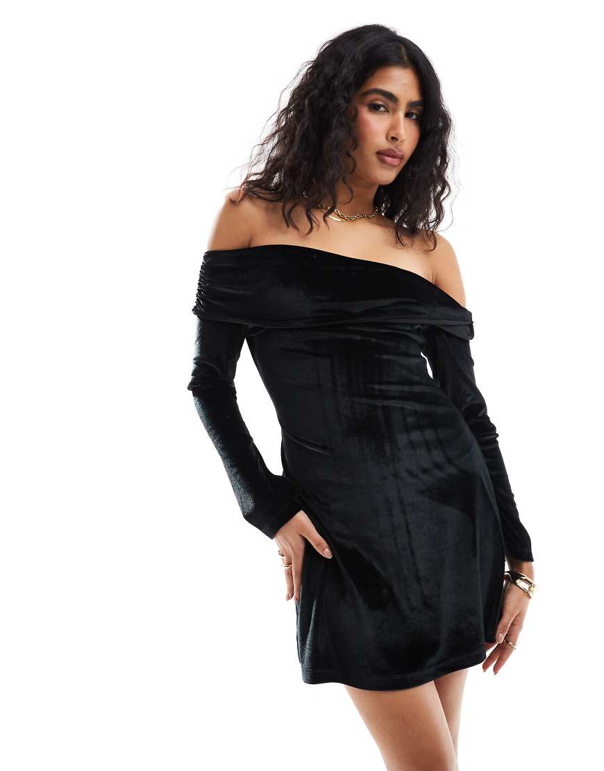 ASOS DESIGN - Mini-Bardot-Kleid aus Samt in Schwarz von ASOS DESIGN