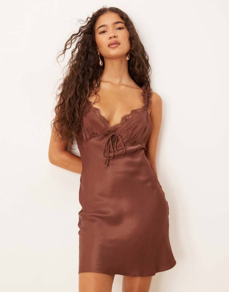 ASOS DESIGN - Mini-Camisole-Kleid aus Satin in Schokobraun und Rüschendetails-Brown von ASOS DESIGN