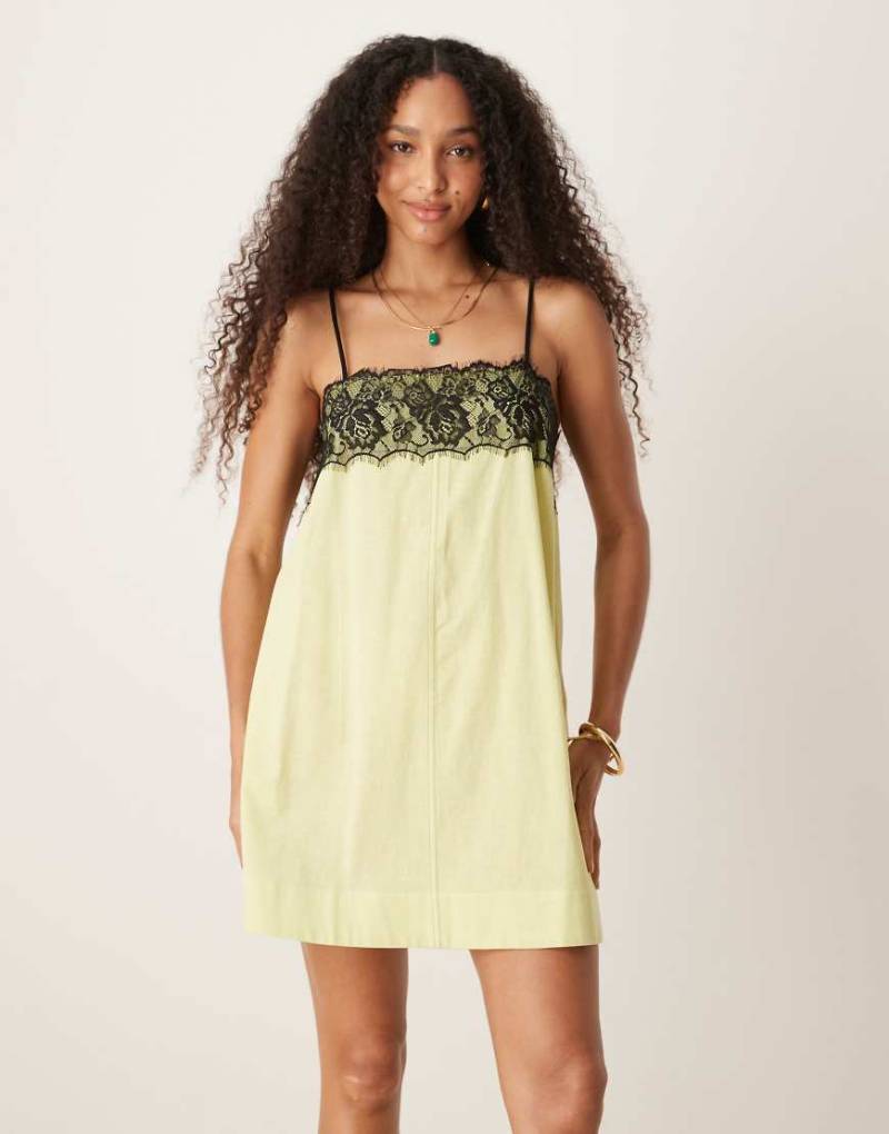 ASOS DESIGN - Mini-Camisole-Kleid in verwaschener Limette mit Spitzen-Overlay-Grün von ASOS DESIGN