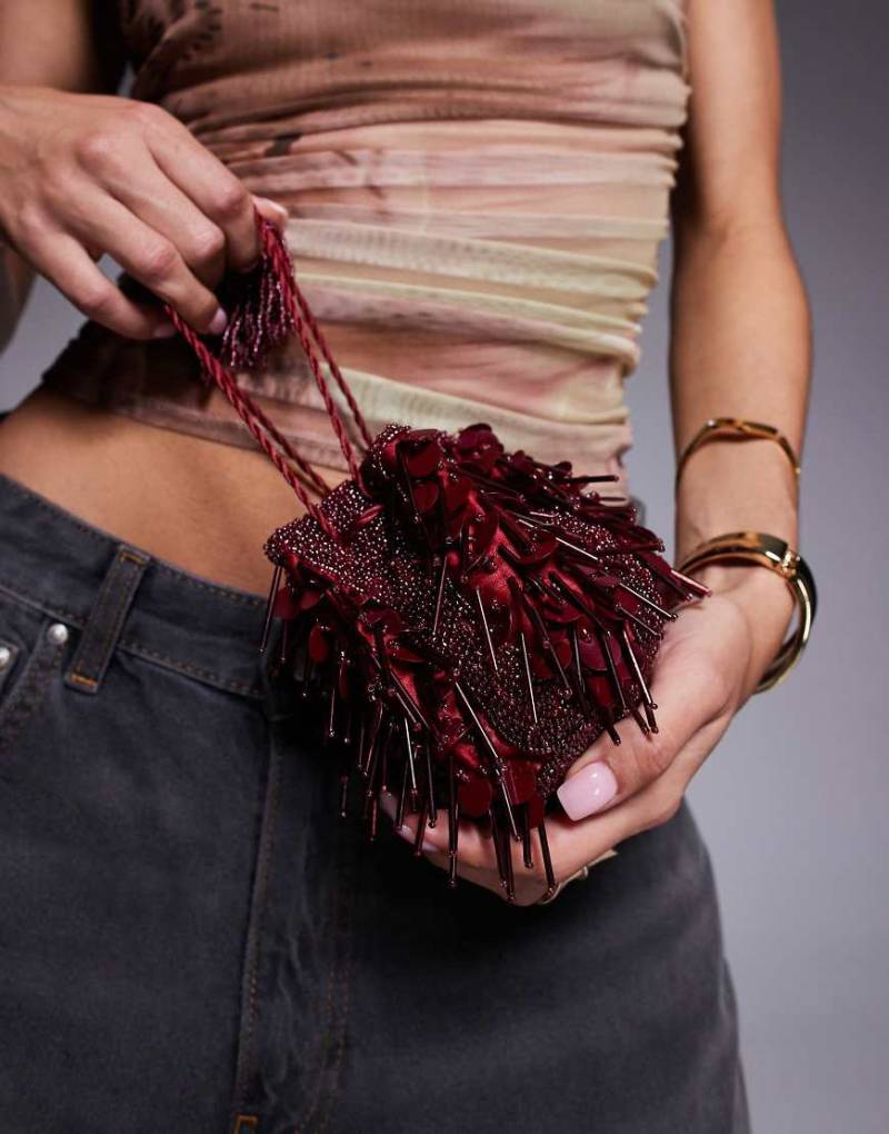 ASOS DESIGN - Mini-Clutch in Burgunderrot mit Perlenverzierung und Paillettenbesatz von ASOS DESIGN