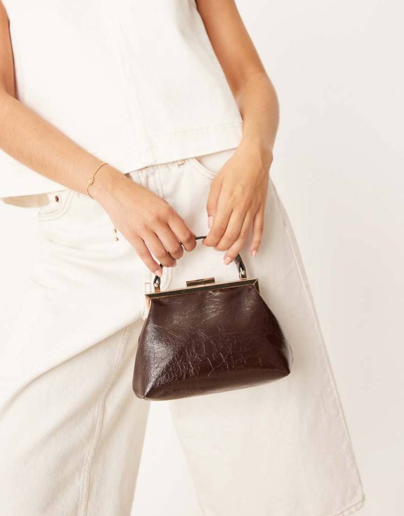 ASOS DESIGN - Mini-Clutch in Schokobraun mit Textur-Rot von ASOS DESIGN
