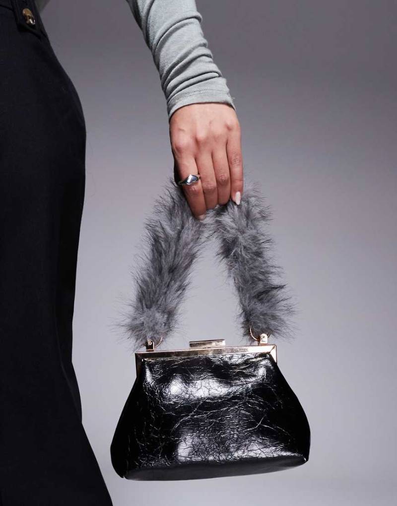 ASOS DESIGN - Mini-Clutch mit strukturierter Umrahmung in Schwarz und Griff in Pelz-Optik-Rot von ASOS DESIGN