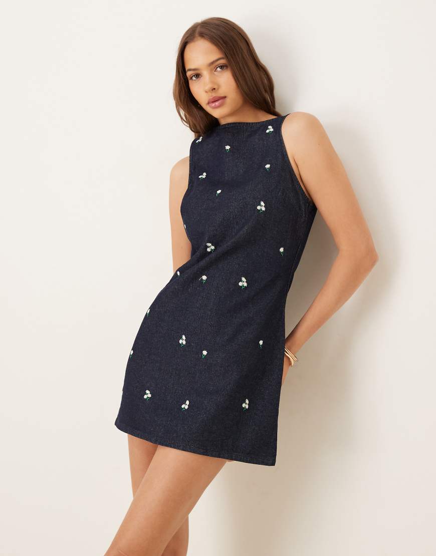 ASOS DESIGN - Mini-Etuikleid aus Denim in Rinse-Waschung mit aufgesticktem Blümchenmuster-Marineblau ASOS DESIGN - Mini-Etuikleid aus Denim in Rinse-Waschung mit aufgesticktem Blümchenmuster-Marineblau von ASOS DESIGN