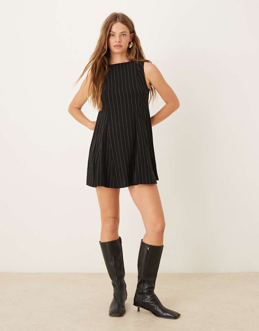 ASOS DESIGN - Mini-Etuikleid aus Leinenimitat in gestreiftem Schwarz ASOS DESIGN - Mini-Etuikleid aus Leinenimitat in gestreiftem Schwarz von ASOS DESIGN