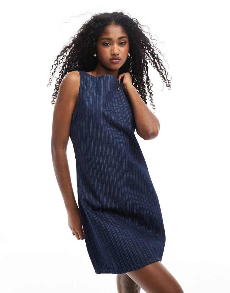 ASOS DESIGN - Mini-Etuikleid aus gestreiftem Denim-Marineblau von ASOS DESIGN