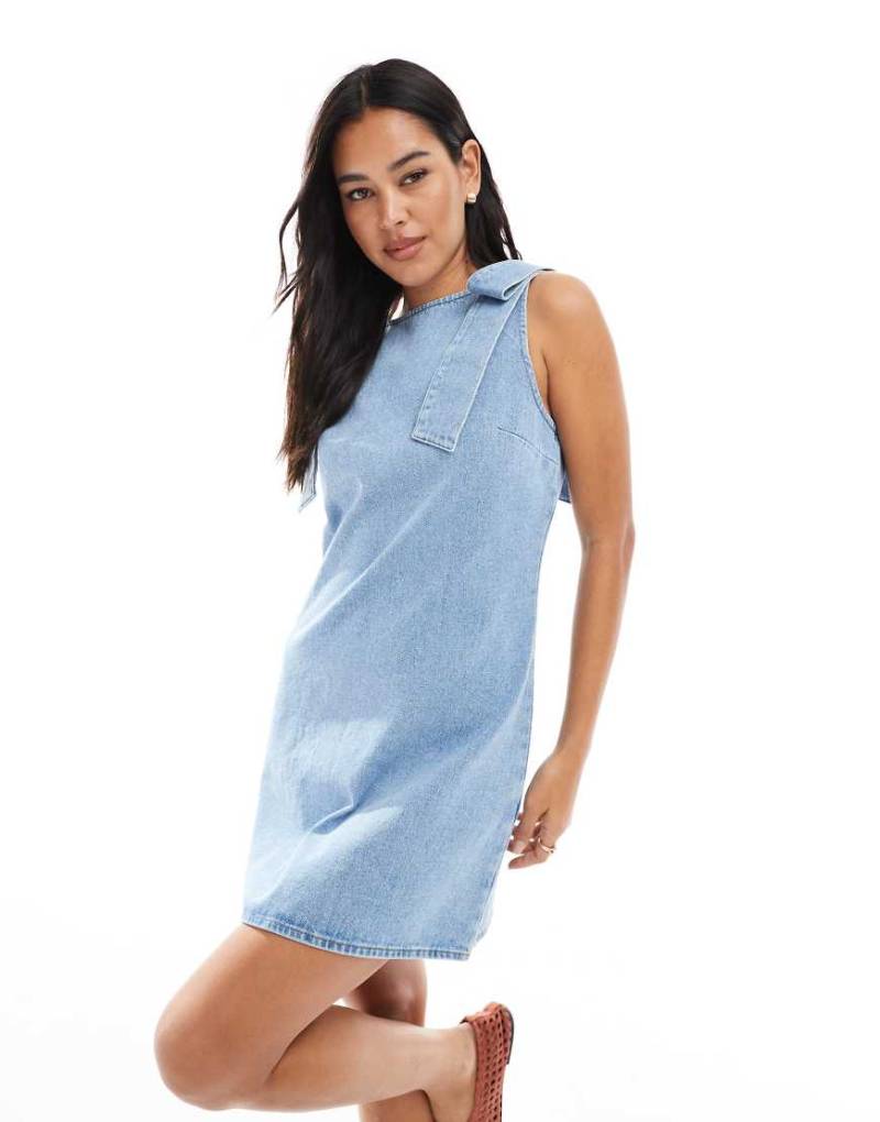 ASOS DESIGN - Mini-Etuikleid aus mittelblauem Denim mit Schleifen an den Schultern von ASOS DESIGN