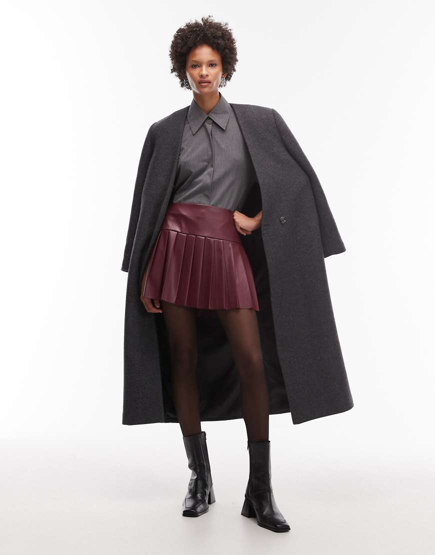 ASOS DESIGN - Mini-Faltenrock aus Kunstleder in Burgunderrot von ASOS DESIGN