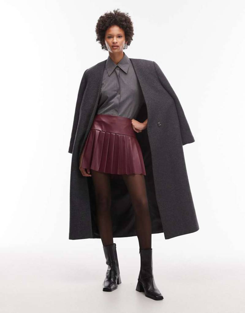 ASOS DESIGN - Mini-Faltenrock aus Kunstleder in Burgunderrot von ASOS DESIGN