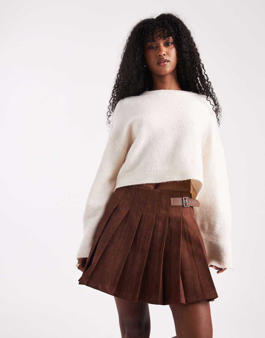 ASOS DESIGN - Mini-Faltenrock aus Wildlederimitat in Braun mit Schnallendetail-Brown von ASOS DESIGN