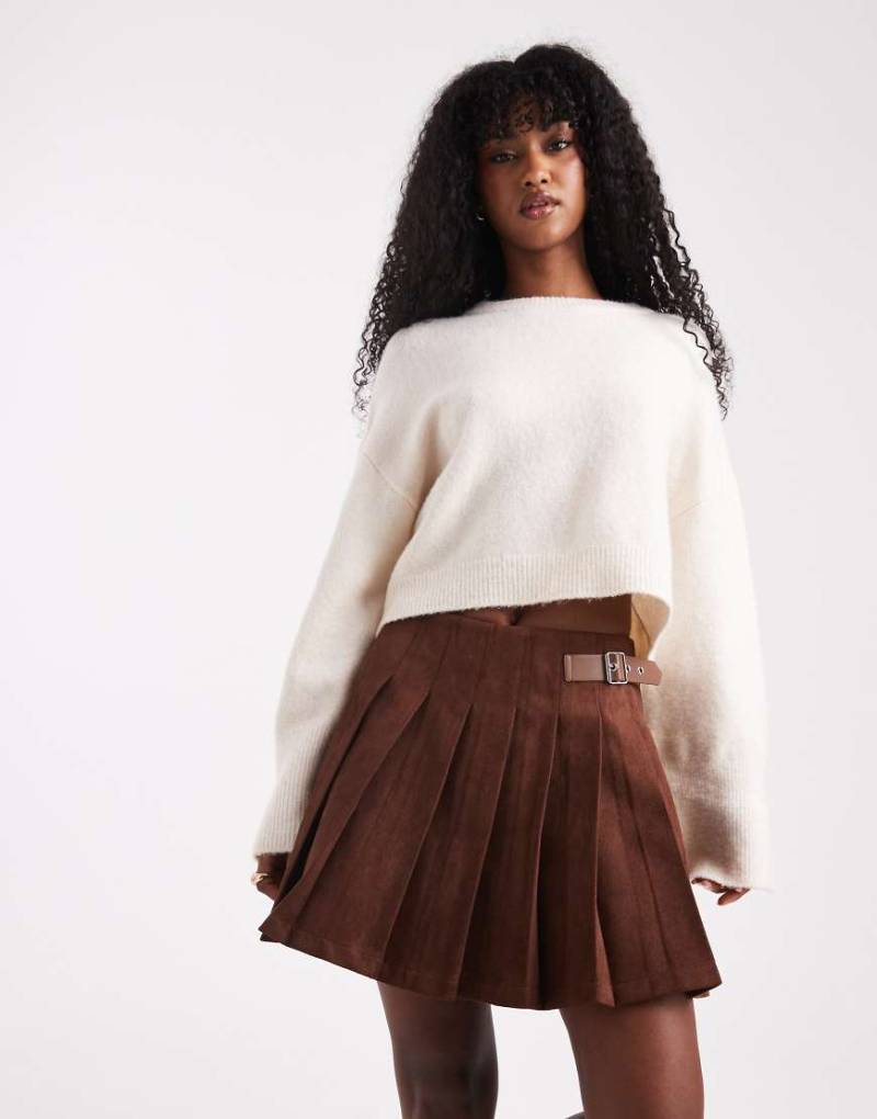 ASOS DESIGN - Mini-Faltenrock aus Wildlederimitat in Braun mit Schnallendetail-Brown von ASOS DESIGN