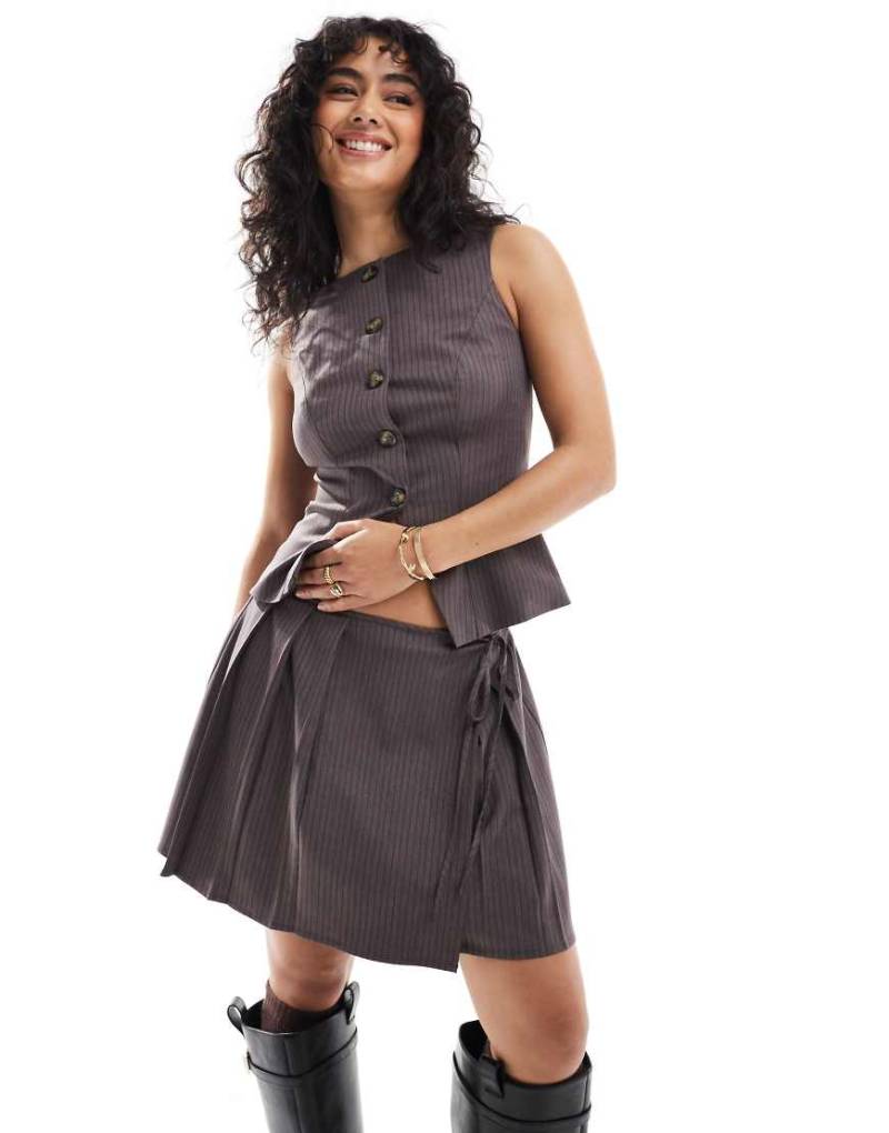 ASOS DESIGN - Mini-Faltenrock in Braun mit Nadelstreifen von ASOS DESIGN