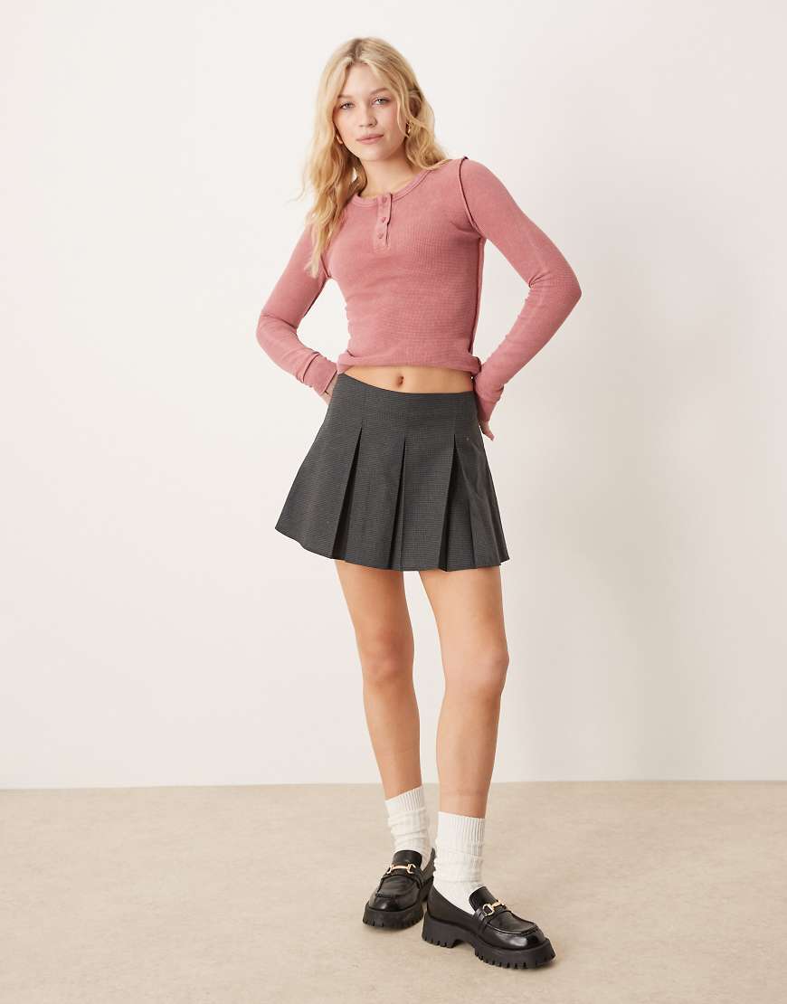 ASOS DESIGN - Mini-Faltenrock mit kleinem Karomuster-Bunt von ASOS DESIGN