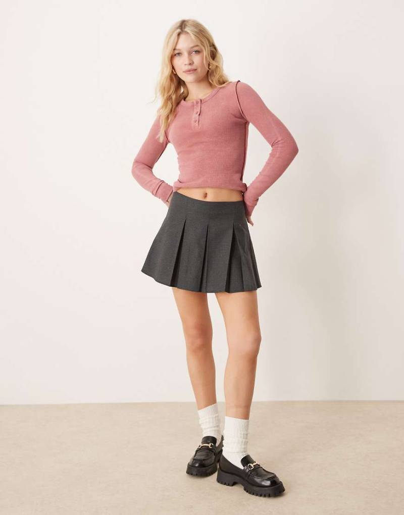 ASOS DESIGN - Mini-Faltenrock mit kleinem Karomuster-Bunt von ASOS DESIGN