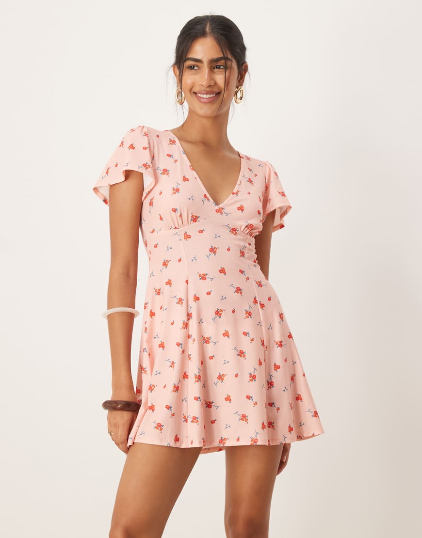 ASOS DESIGN - Mini-Freizeitkleid in Rosa mit Blümchenprint, V-Ausschnitt vorne und Flatterärmeln-Bunt von ASOS DESIGN