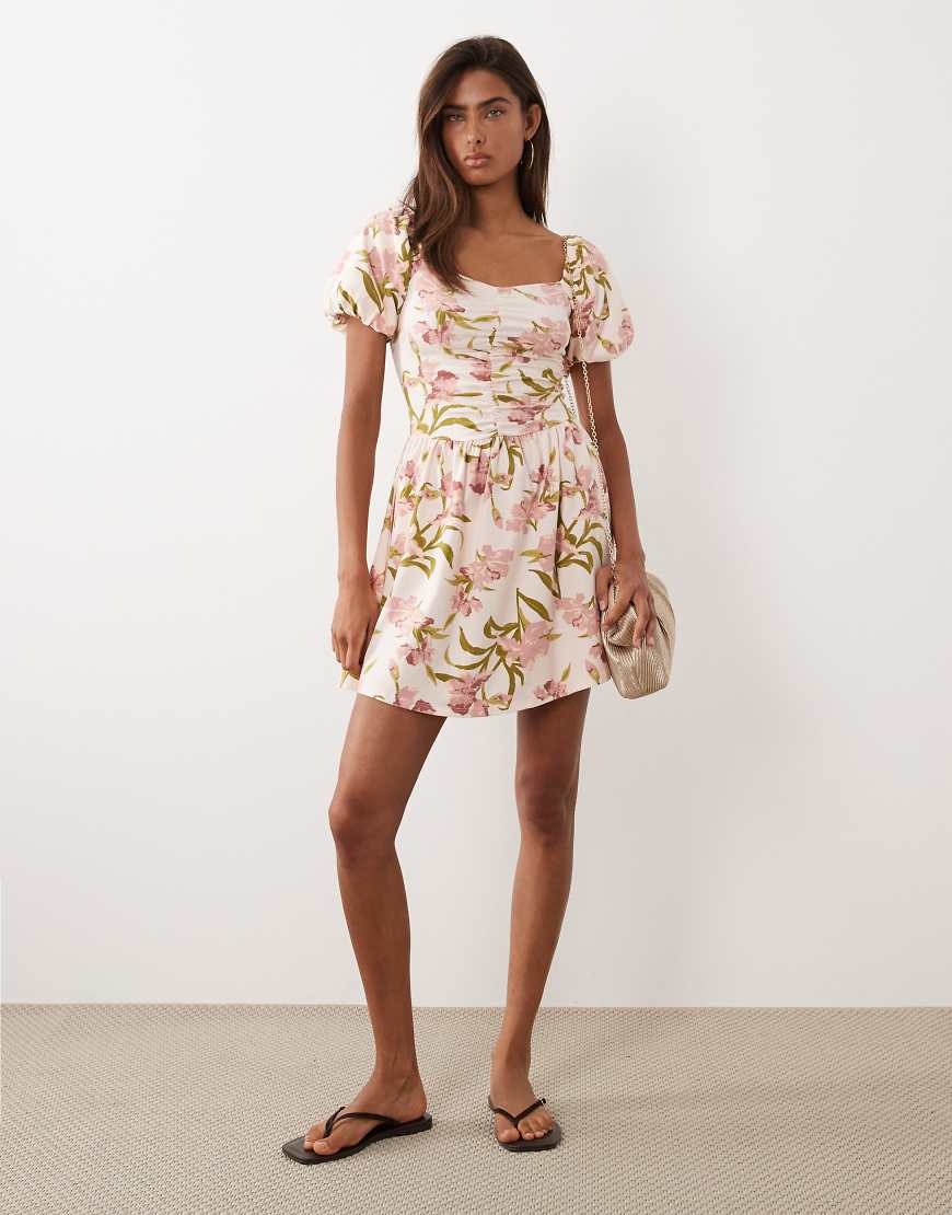 ASOS DESIGN - Mini-Freizeitkleid in Rosa mit geraffter Vorderseite und Blumenmuster von ASOS DESIGN