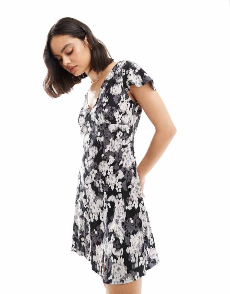 ASOS DESIGN - Mini-Freizeitkleid in Schwarz-Weiß mit V-Ausschnitt, Flatterärmeln und verschwommenem Blumenmuster-Bunt von ASOS DESIGN