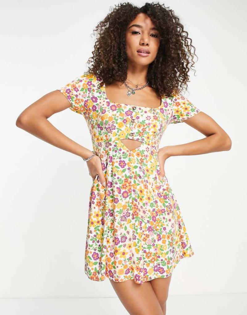ASOS DESIGN - Mini-Freizeitkleid in Weiß mit mehrfarbigem Blumenmuster, Knöpfen und dreieckigem Cut-Out-Bunt von ASOS DESIGN