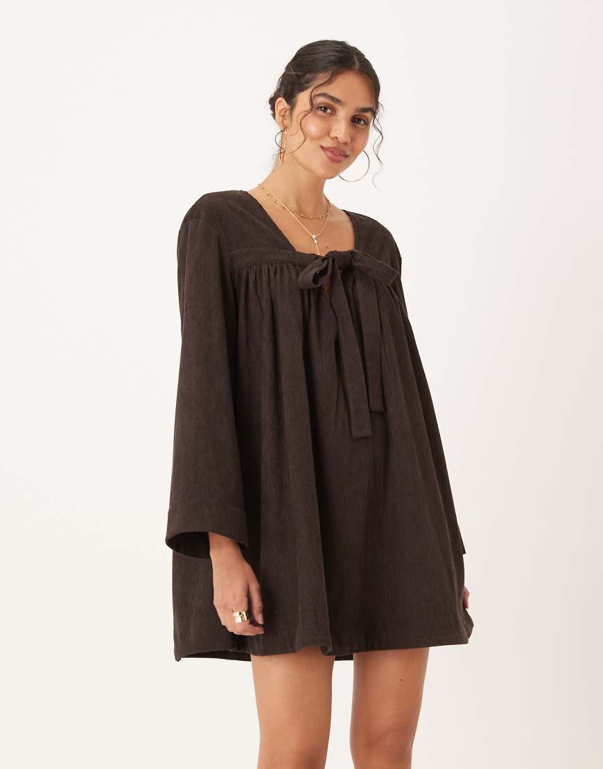 ASOS DESIGN - Mini-Hängerkleid aus Cord in Schokobraun mit gebundener Vorderseite-Rot von ASOS DESIGN