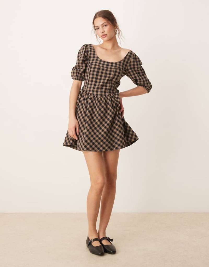 ASOS DESIGN - Mini-Hängerkleid in Braun und Schwarz mit Vichy-Karos und Korsett-Taille-Bunt von ASOS DESIGN