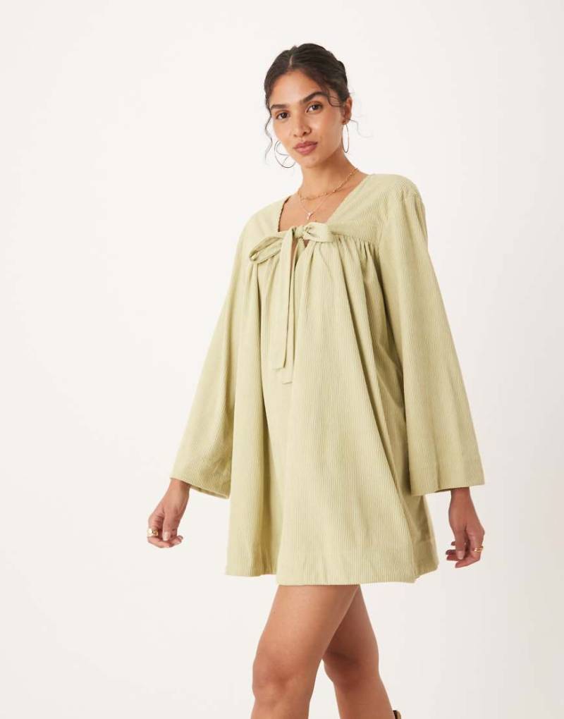 ASOS DESIGN - Mini-Hängerkleid aus Cord in Salbeigrün mit Bindedetail vorn von ASOS DESIGN