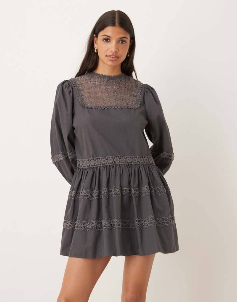 ASOS DESIGN - Mini-Hängerkleid mit Spitzeneinsätzen und voluminösen Ärmeln-Grau von ASOS DESIGN