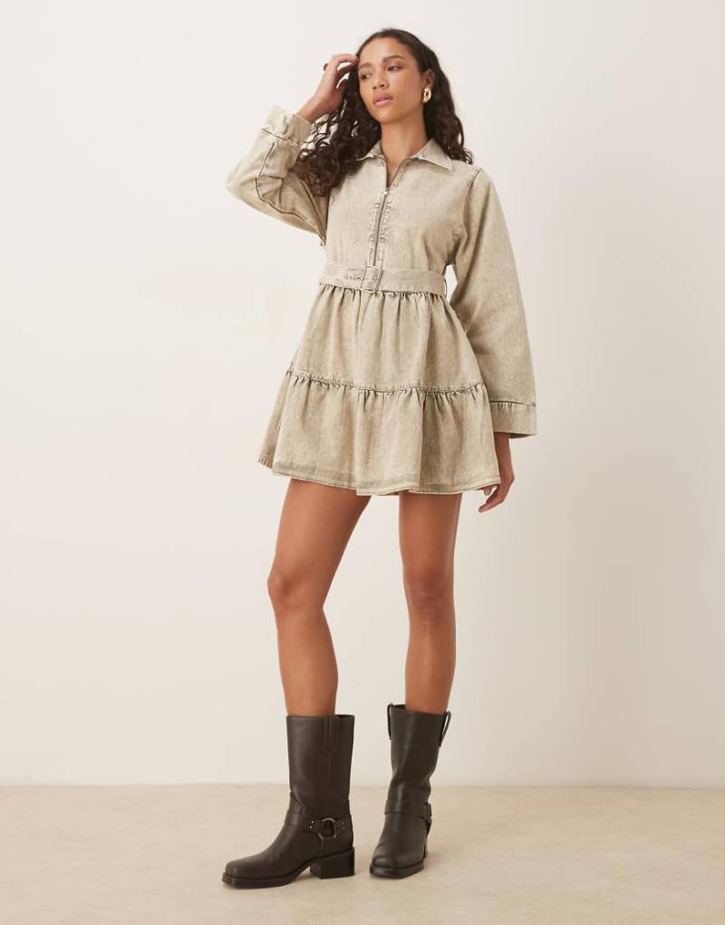 ASOS DESIGN - Mini-Hemdblusenkleid aus schwerem Jeans-Twill in verwaschenem Grau mit Gürtel und gestuftem Rock-Blau von ASOS DESIGN