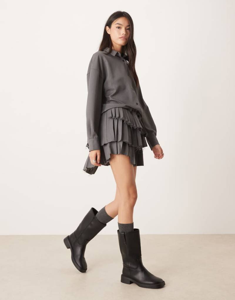 ASOS DESIGN - Mini-Hemdblusenkleid in Grau mit Streifen, mit tiefer Taille und Faltenrock von ASOS DESIGN