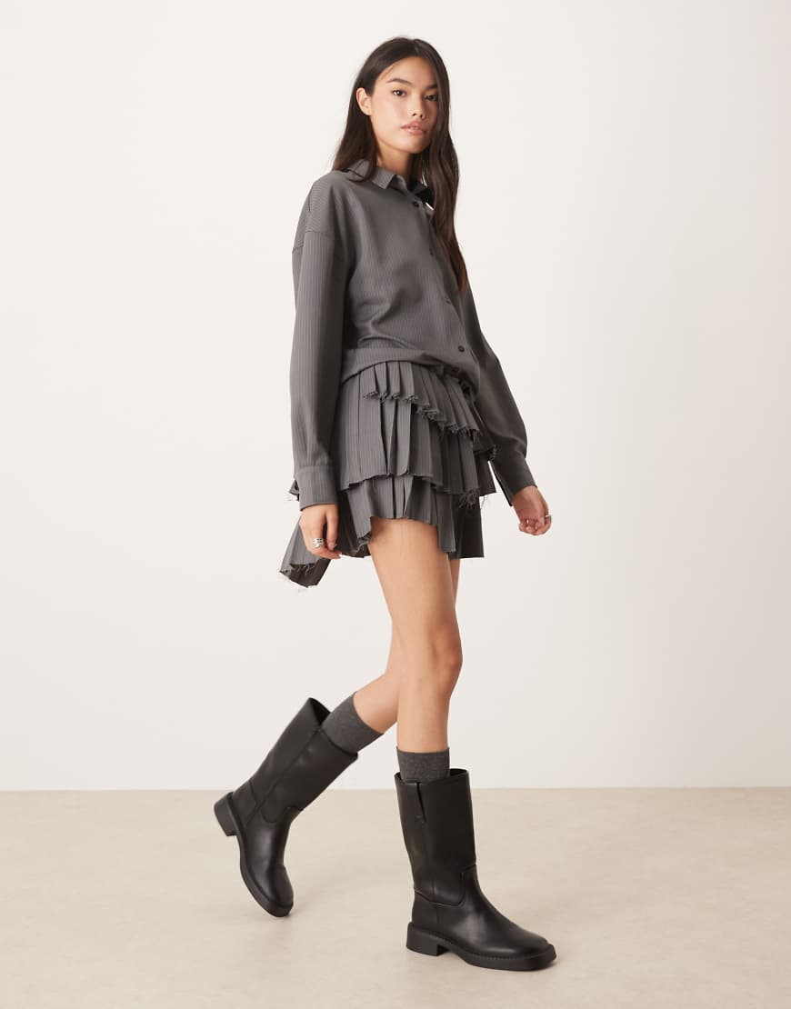 ASOS DESIGN - Mini-Hemdblusenkleid in Grau mit Streifen, mit tiefer Taille und Faltenrock ASOS DESIGN - Mini-Hemdblusenkleid in Grau mit Streifen, mit tiefer Taille und Faltenrock von ASOS DESIGN