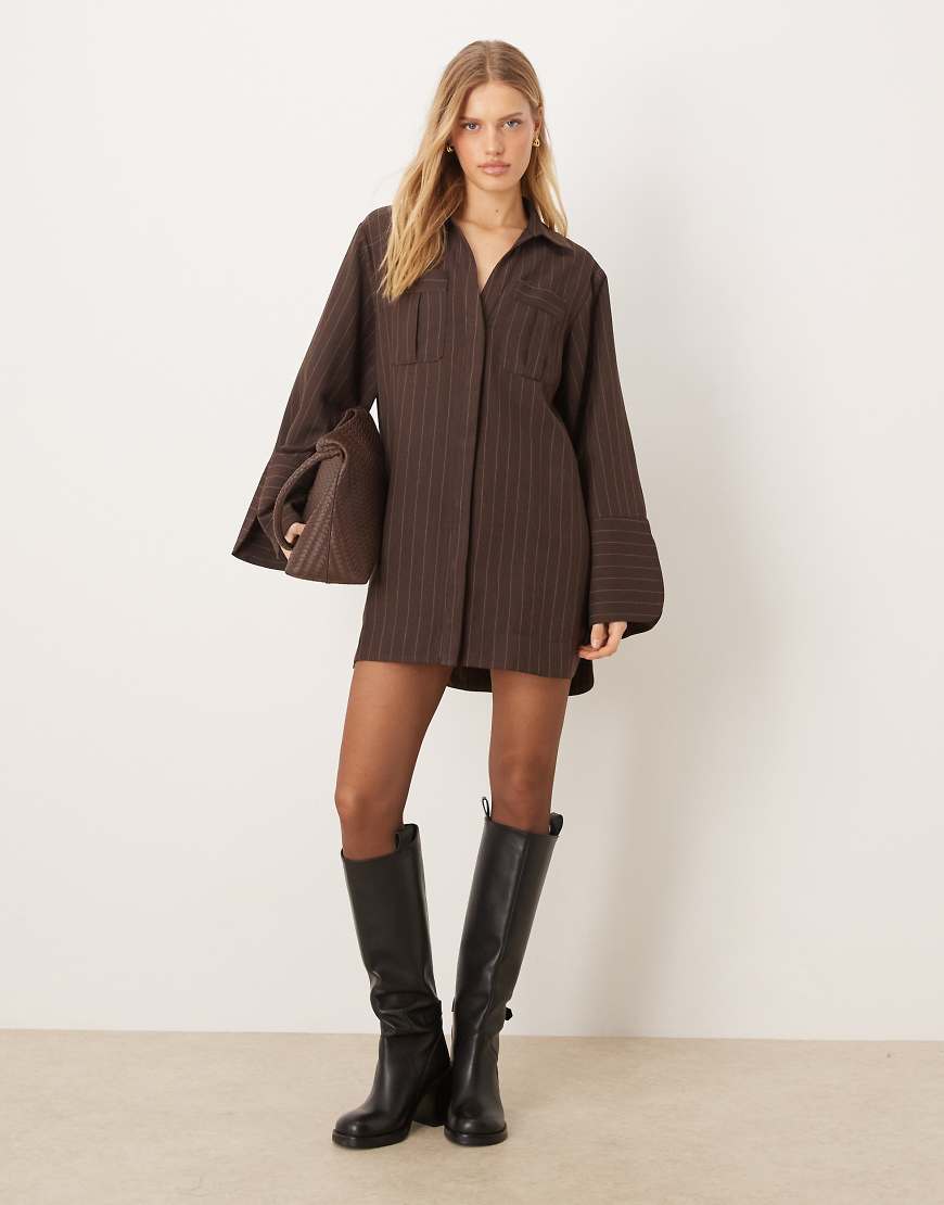 ASOS DESIGN - Mini-Hemdblusenkleid in gestreiftem Braun mit breiten Bündchen und Oversize-Taschen-Brown von ASOS DESIGN