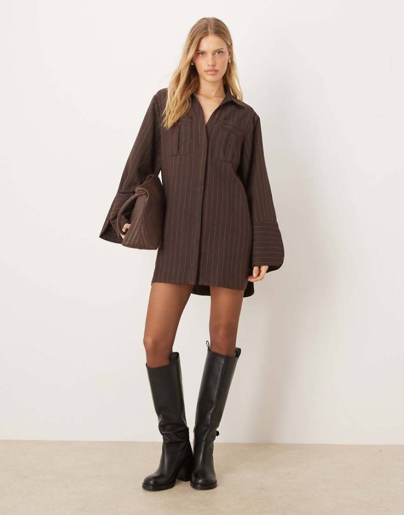 ASOS DESIGN - Mini-Hemdblusenkleid in gestreiftem Braun mit breiten Bündchen und Oversize-Taschen-Brown von ASOS DESIGN