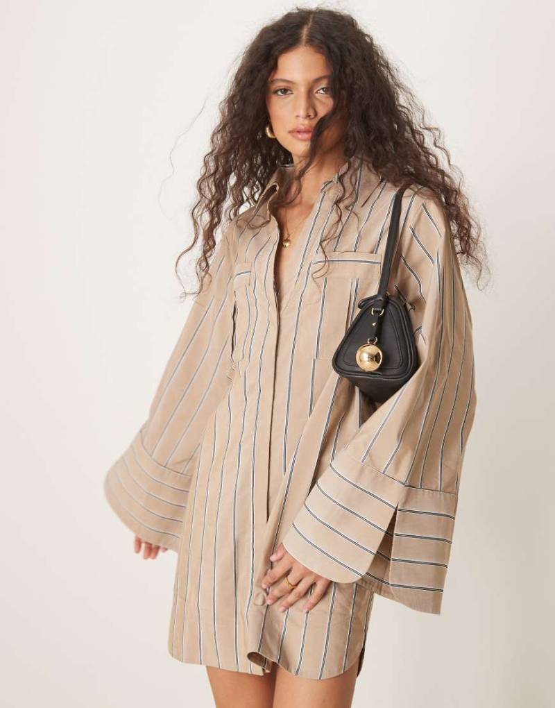 ASOS DESIGN - Mini-Hemdkleid in Hellbraun gestreift mit breiten Bündchen und Oversize-Taschen-Bunt von ASOS DESIGN