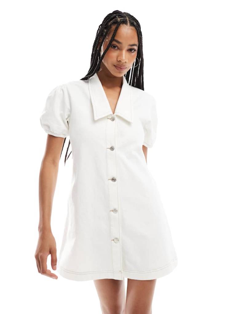 ASOS DESIGN - Mini-Jeanskleid in Ecru mit Kragen und Puffärmeln-Weiß von ASOS DESIGN