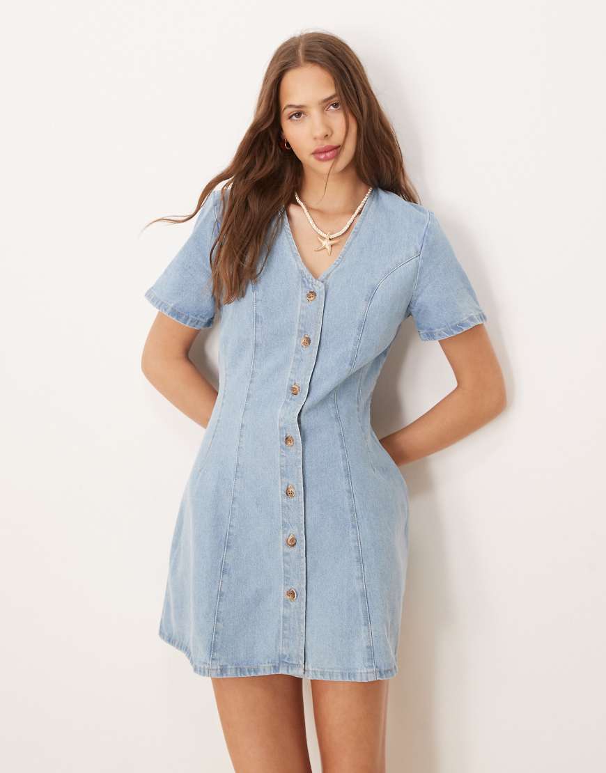 ASOS DESIGN - Mini-Jeanskleid in Hellblau mit betonter Taille und kurzen Ärmeln ASOS DESIGN - Mini-Jeanskleid in Hellblau mit betonter Taille und kurzen Ärmeln von ASOS DESIGN