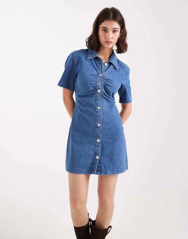 ASOS DESIGN - Mini-Jeanskleid in Mittelblau mit Raffung vorne von ASOS DESIGN