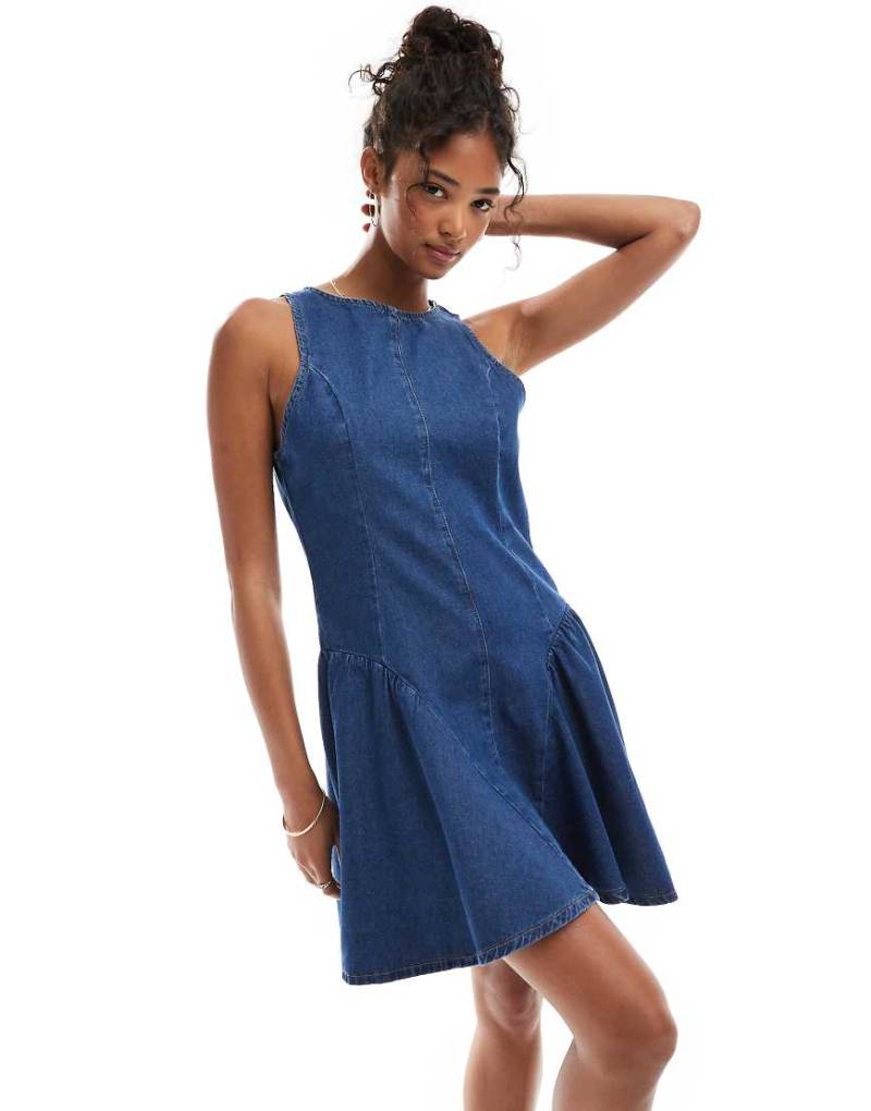 ASOS DESIGN - Mini-Jeanskleid in Mittelblau mit gerafften Hüft-Einsätzen von ASOS DESIGN