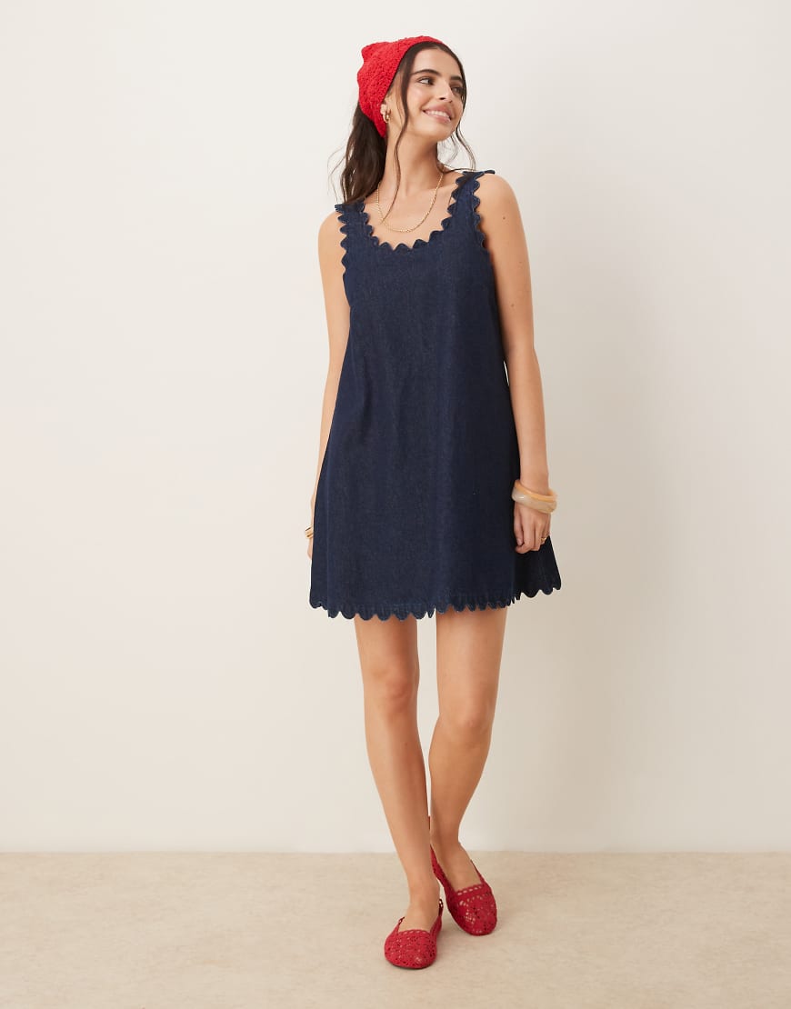ASOS DESIGN - Mini-Jeanskleid in Rinse-Waschung mit Bogenkante-Braun von ASOS DESIGN