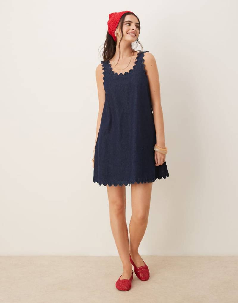 ASOS DESIGN - Mini-Jeanskleid in Rinse-Waschung mit Bogenkante-Braun von ASOS DESIGN