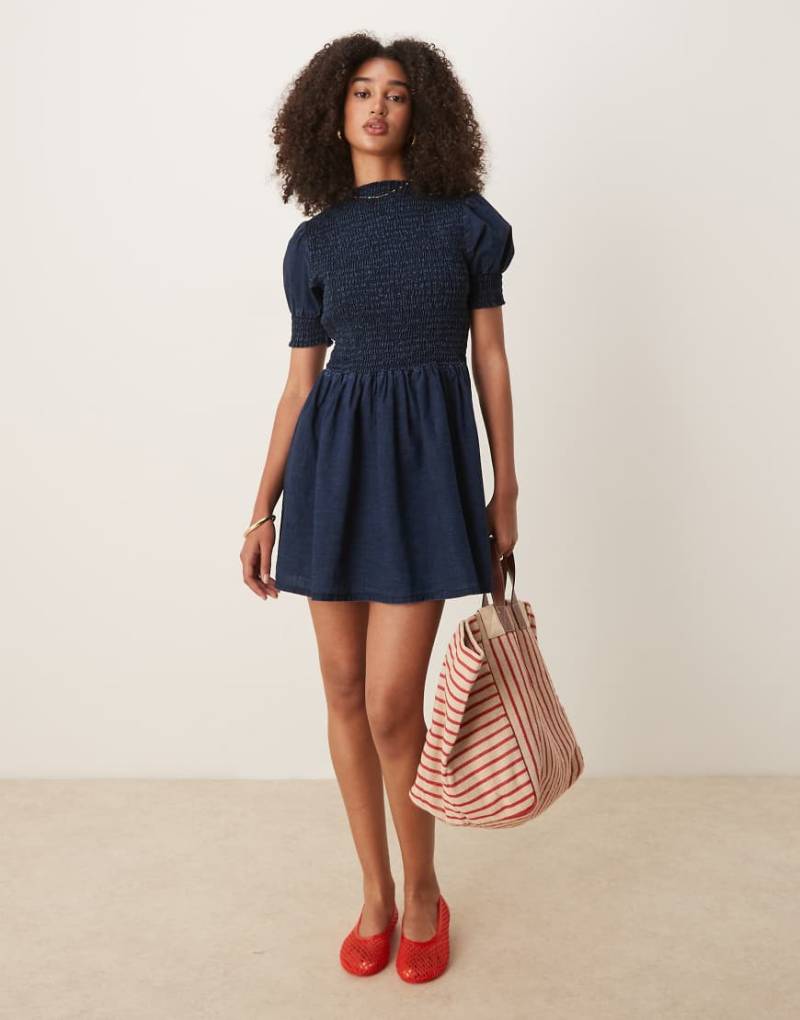 ASOS DESIGN - Mini-Jeanskleid in Rinse-Waschung mit Puffärmeln und gesmokter Vorderseite-Blau von ASOS DESIGN