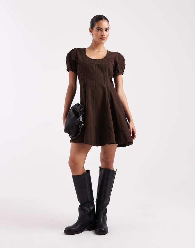 ASOS DESIGN - Mini-Jeanskleid in Schokobraun mit Ziernaht-Brown ASOS DESIGN - Mini-Jeanskleid in Schokobraun mit Ziernaht-Brown von ASOS DESIGN