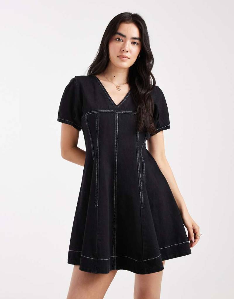 ASOS DESIGN - Mini-Jeanskleid in Schwarz mit V-Ausschnitt und Ziernaht von ASOS DESIGN