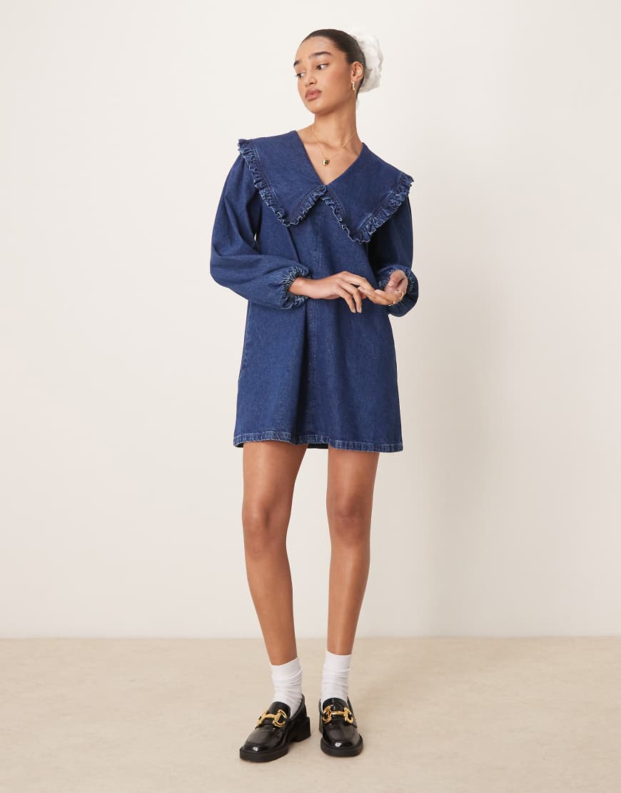 ASOS DESIGN - Mini-Jeanskleid in mittelblauer Waschung mit überdimensionalem Kragen von ASOS DESIGN