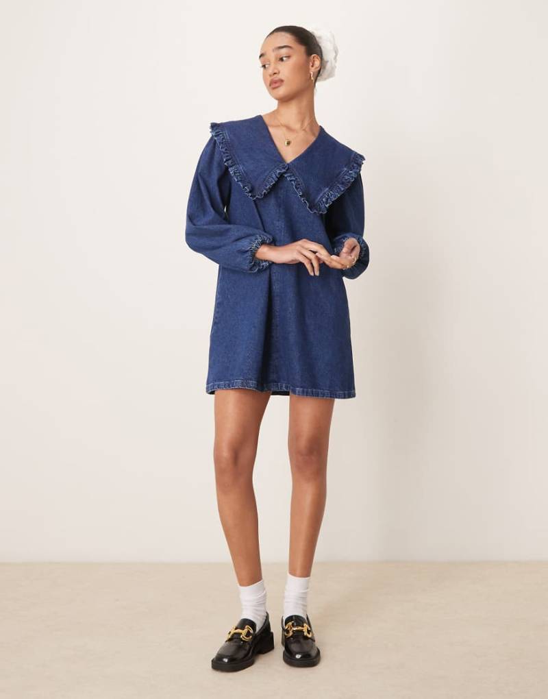 ASOS DESIGN - Mini-Jeanskleid in mittelblauer Waschung mit überdimensionalem Kragen von ASOS DESIGN