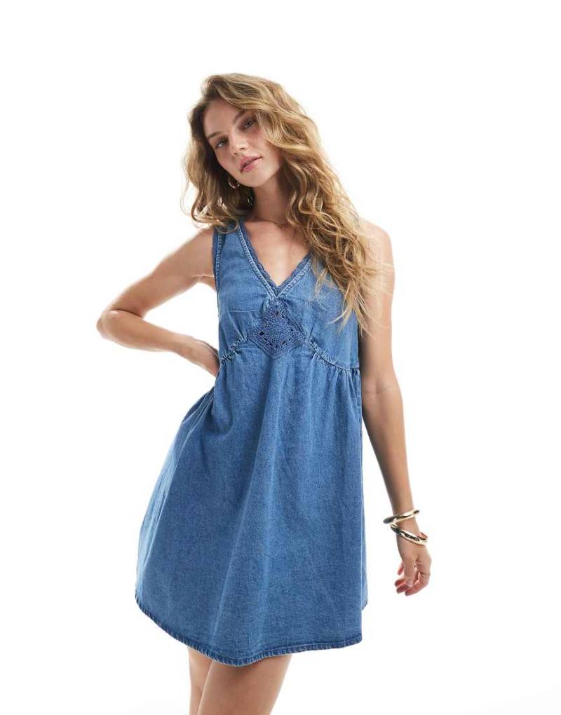 ASOS DESIGN - Mini-Jeanskleid in mittlerer Waschung mit Häkeleinsatz-Blau von ASOS DESIGN