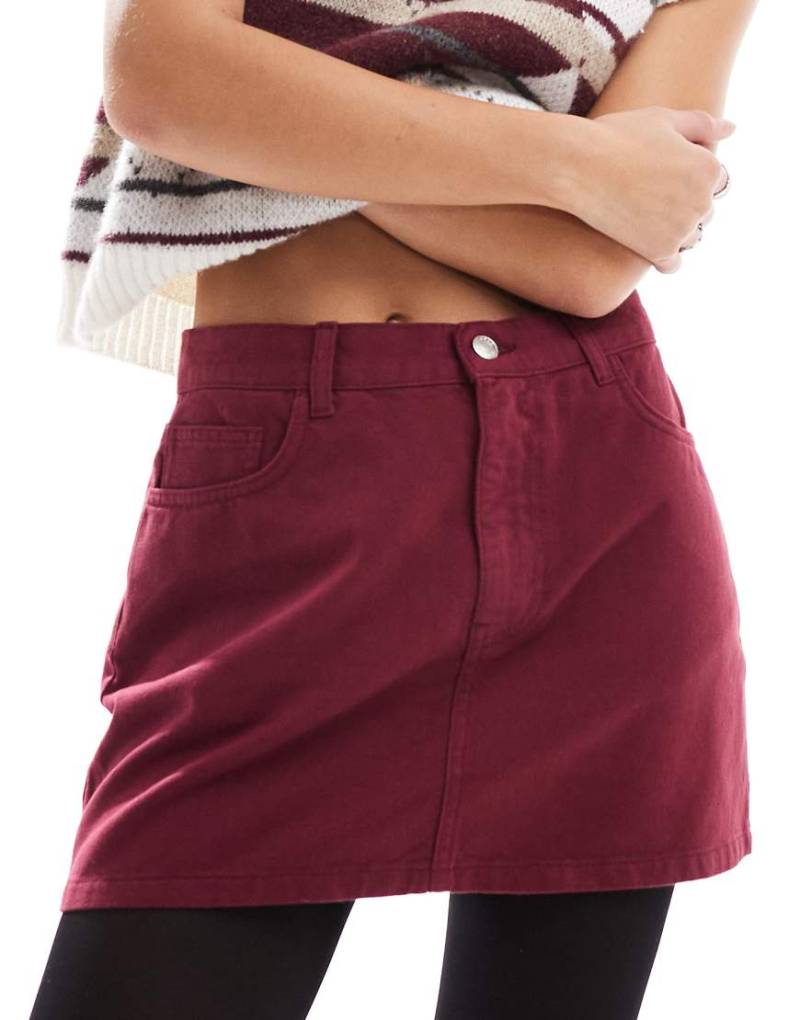 ASOS DESIGN - Mini-Jeansrock in Burgunderrot von ASOS DESIGN