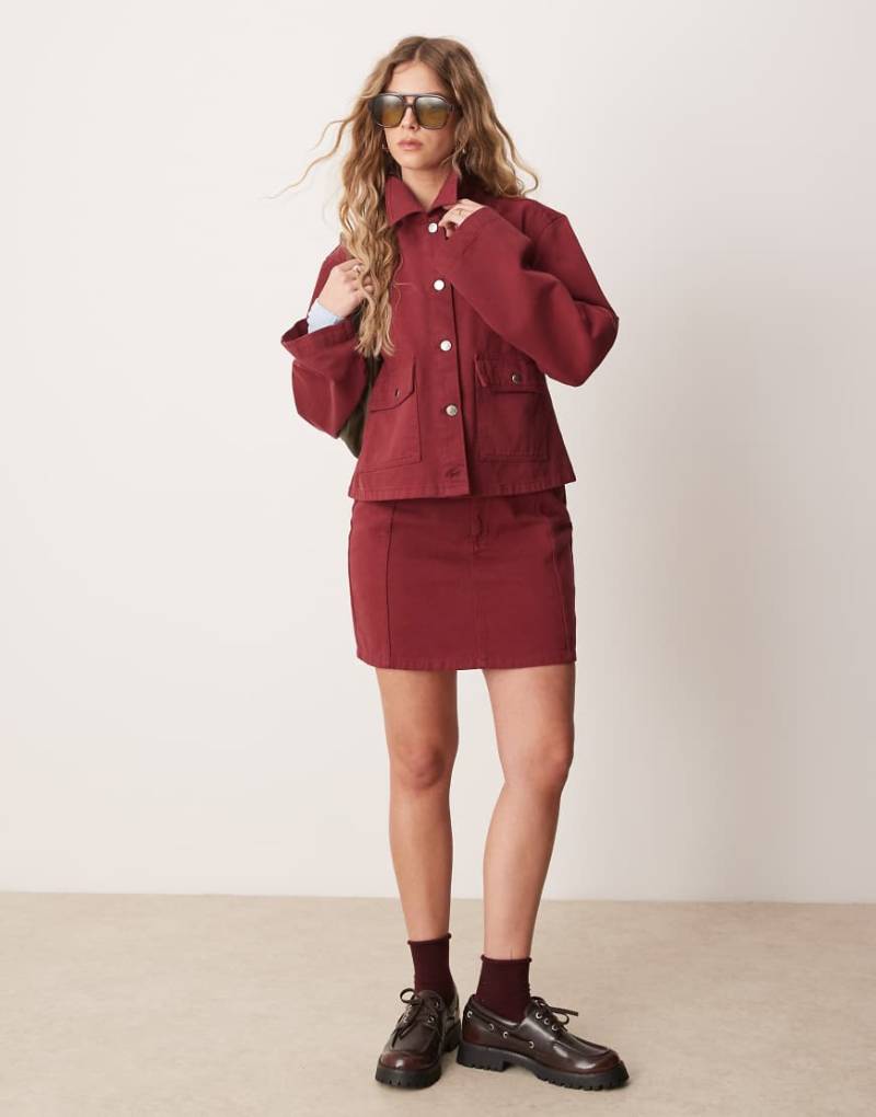 ASOS DESIGN - Mini-Jeansrock in Granatapfelrot mit Ziernähten, Kombiteil von ASOS DESIGN