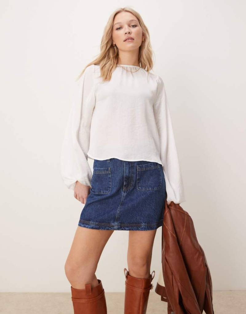 ASOS DESIGN - Mini-Jeansrock in Indigoblau mit aufgesetzten Taschen von ASOS DESIGN