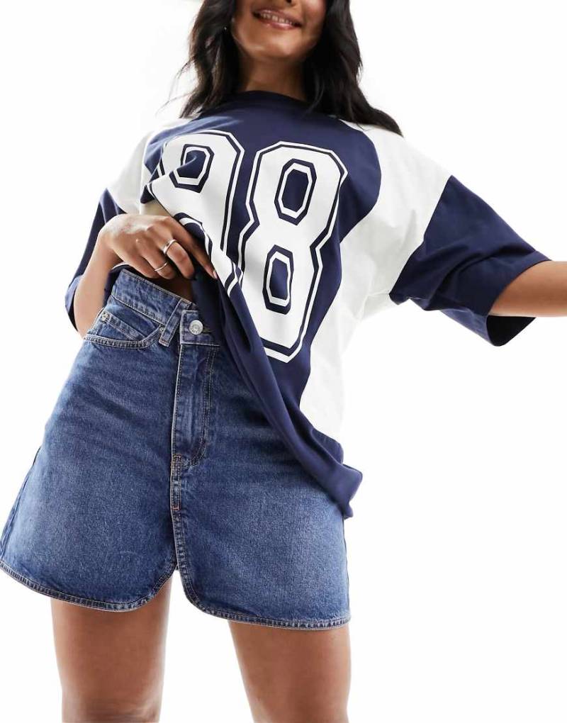 ASOS DESIGN - Mini-Jeansrock in mittelblauer Waschung mit vorn überkreuztem Bund von ASOS DESIGN