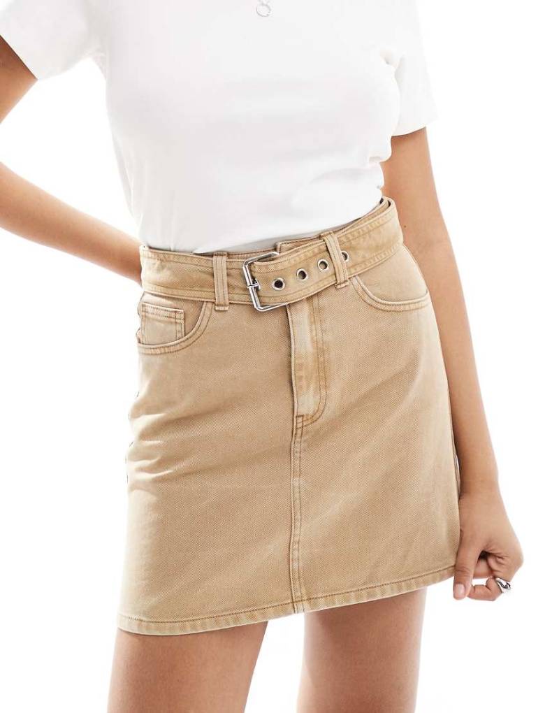 ASOS DESIGN - Mini-Jeansrock in verwaschenem Camel mit Gürtel, Kombiteil-Braun von ASOS DESIGN